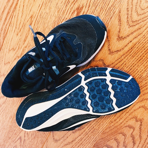 NIKE Running Shoes - Picture 3 of 4